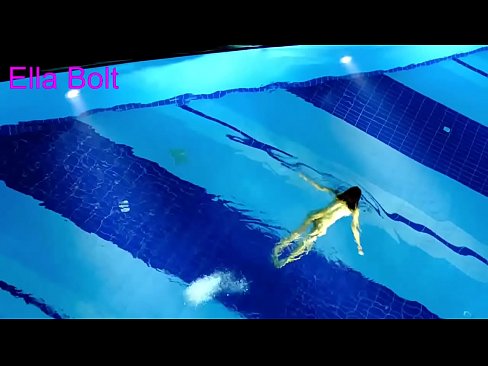 ❤️ Non podo deixar de mirar, unha moza loira que é sorprendida nadando espida na piscina do resort ELLA BOLT ️ Porno anal na pornografía gl.xxxpornolive.ru ❤